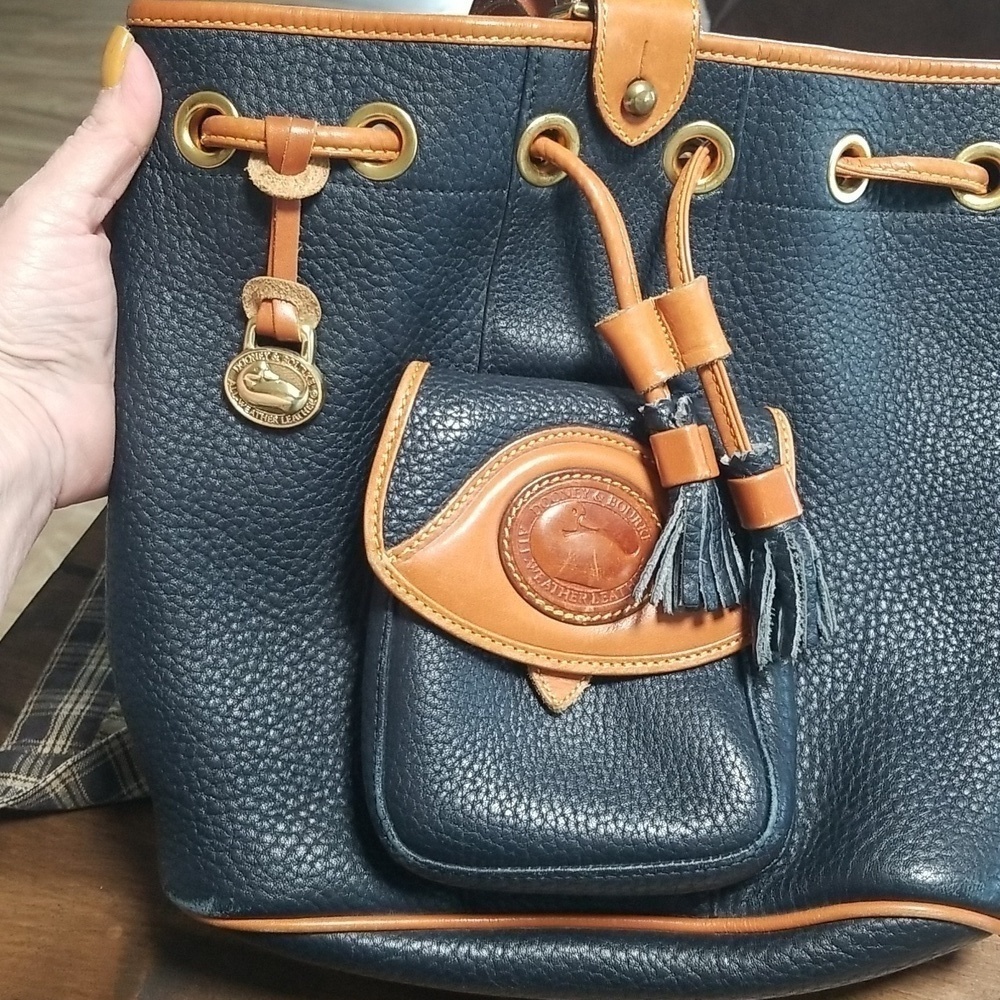 AUTHENTIC DOONEY AND BOURKE Sling bucket bag. Navy All Weather Leather